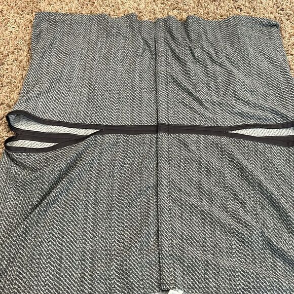 Lululemon Vinyasa Wrap
Hazy Heather Heathered White Heathered Black / Gray - Picture 5 of 11